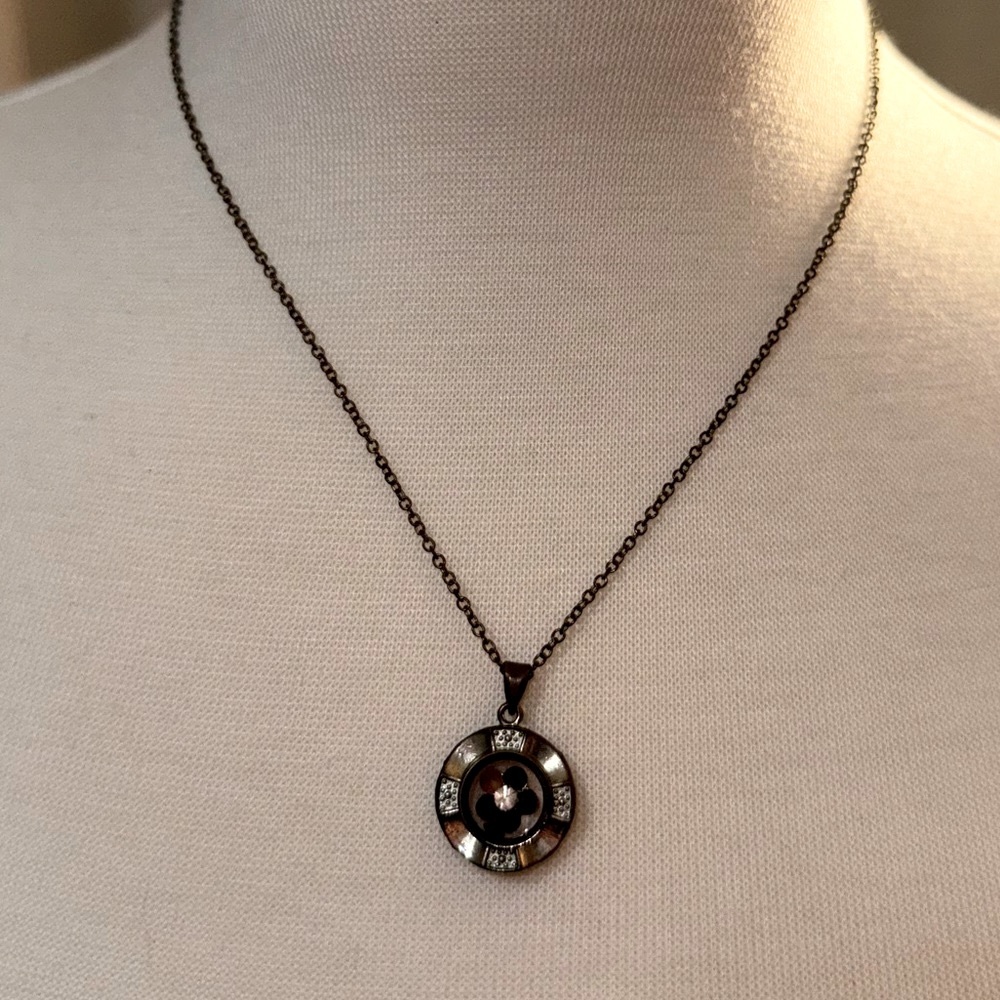 90s Vintage Magnetic Flower Pendant Necklace
